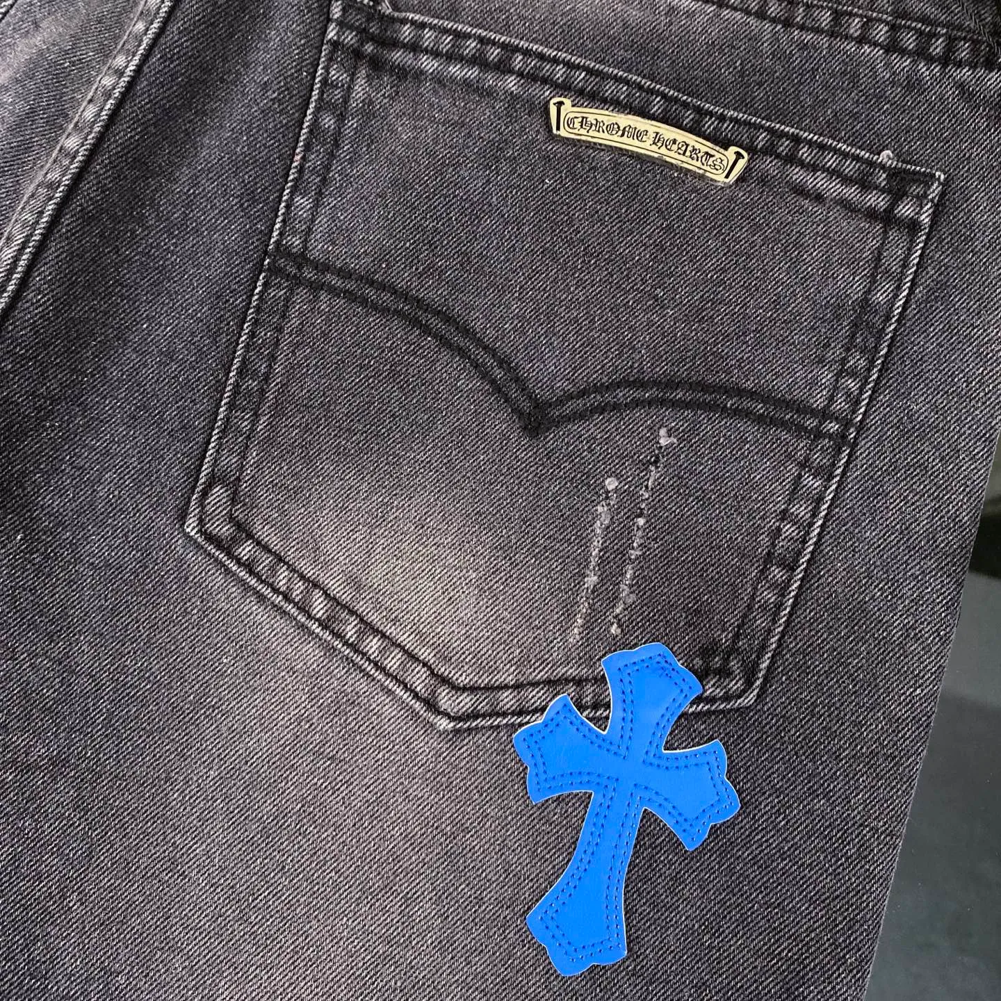 🅿️240 Chrome Heart classic multi-color laser cross patchwork leather jeans. The pants are made of top-notch heavy-duty washing technology, and every detail shows ingenuity. The calfskin is laser-cut to make a delicate cross, which is both a tactile and visual enjoyment. Paired with aged silver hardware, it is retro, high-end and full of texture. The straight-cut upper body turns into "chopstick legs" in an instant, easily modifying the shape of the legs. It can be controlled by any body shape and has a full sense of luxury.  This is a carefully crafted high-end version, the quality far exceeds that of street currency, and the details can stand the scrutiny of a magnifying glass. Although the price is close to the people, the quality is completely in line with the big brands, and it is easy to follow the trend.  Classic black, low-key and versatile. Pair it with simple T-shirts and personalized shirts to easily create a fashionable look. Whether you are going out daily or attending events, you can be the center of attention.  Color: black Size: S M L XL 28 30 32 34